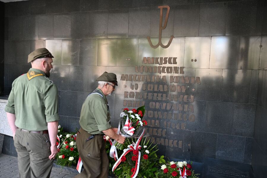 Uroczystość u zbiegu ulic Lubicz i Botanicznej w Krakowie. Fot. Janusz Ślęzak (IPN)