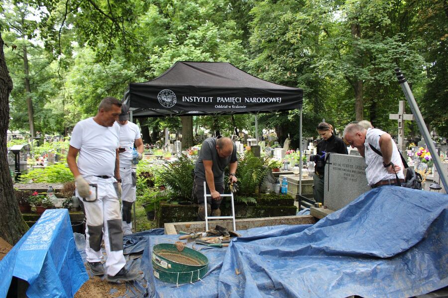 Prace poszukiwawcze na cmentarzu Rakowickim w Krakowie. Lipiec 2025. Fot. IPN