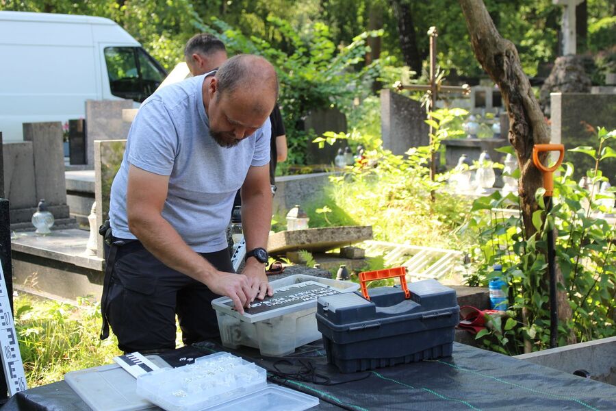 Prace poszukiwawcze na cmentarzu Rakowickim w Krakowie. Lipiec 2025. Fot. IPN