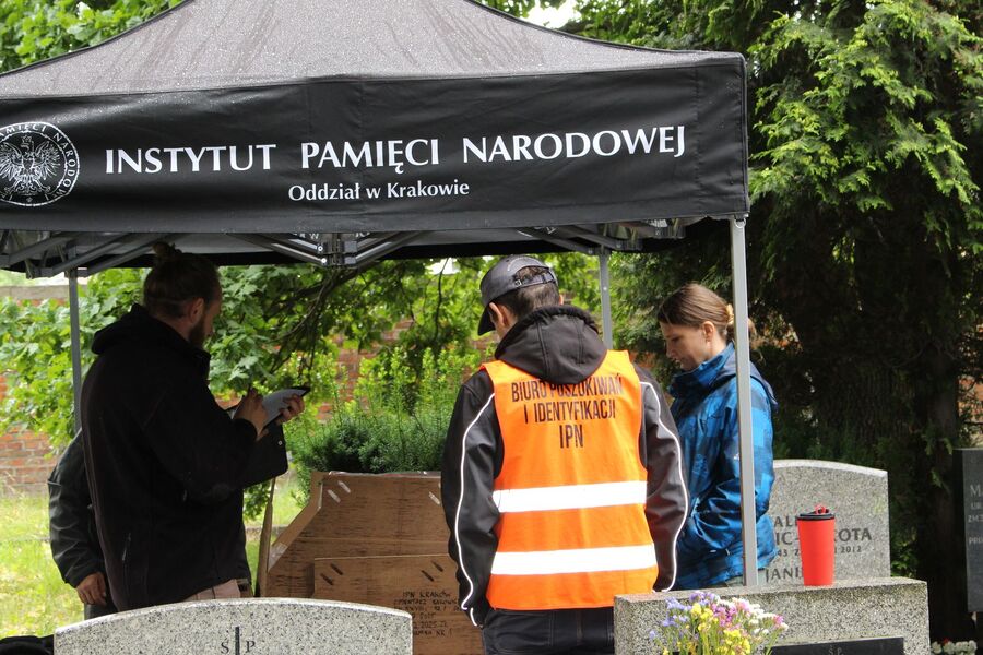 Prace poszukiwawcze na cmentarzu Rakowickim w Krakowie. Lipiec 2025. Fot. IPN