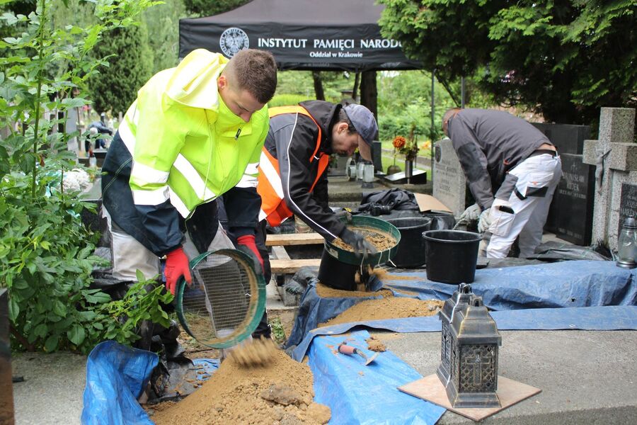 Prace poszukiwawcze na cmentarzu Rakowickim w Krakowie. Lipiec 2025. Fot. IPN