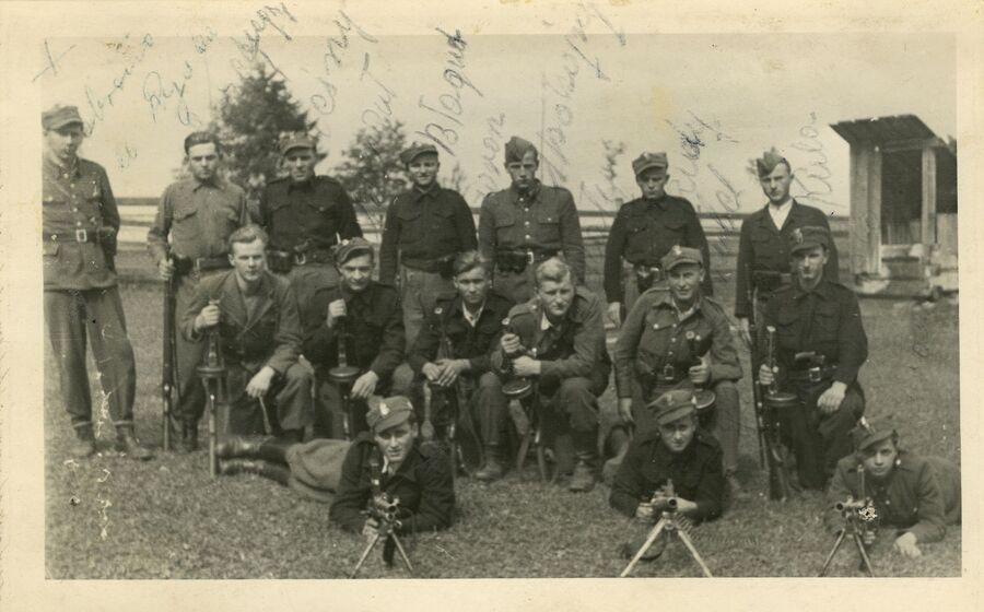 Partyzanci 2. kompanii zgrupowania „Błyskawica”. Czwarty od lewej stoi Stanisław Klaper „Błachut”, „Ciepły”. Fot. ze zbiorów IPN