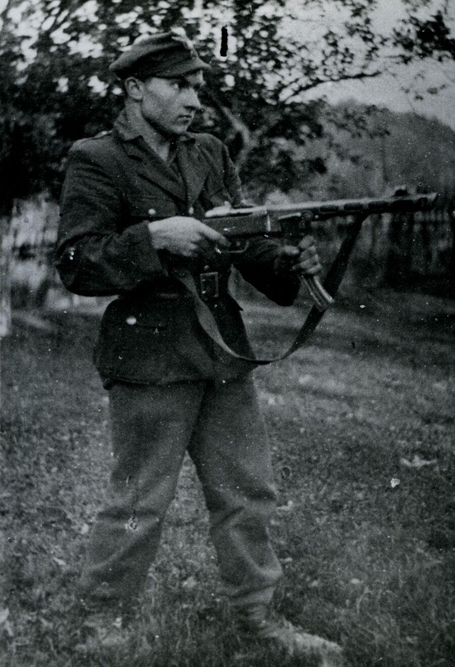 Jan Jankowski „Zbieg”, partyzant oddziału „Wiarusy” pozuje z pistoletem maszynowym pepesza. Fotografia wykonana jesienią 1947 r. Fot. ze zbiorów IPN