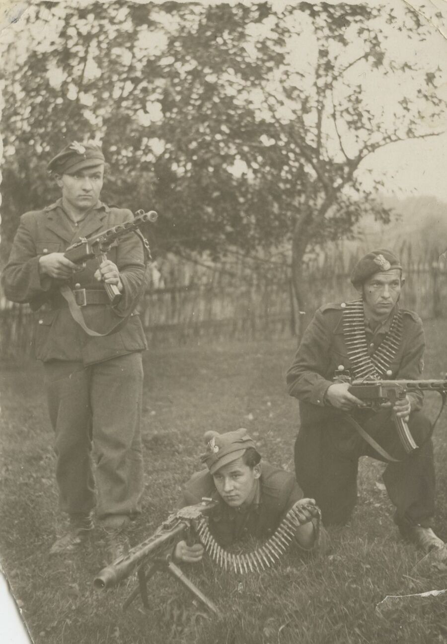 W oddziale „Mściciela”. Pierwszy z lewej Jan Jankowski „Zbieg”. Jesień 1947 r. Fot. ze zbiorów IPN