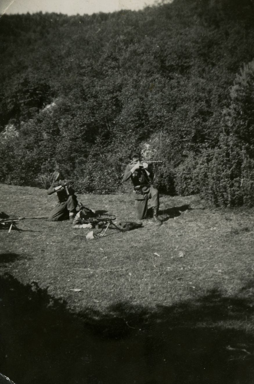 Partyzanci oddziału „Wiarusy” pozują na leśnej polanie. Jan Jankowski „Groźny” (widoczny tylko częściowo), Stanisław Janczy „Prut” (celuje z karabinka szturmowego), Henryk Machała „Lech”, Leon Zagata „Złom”. Lato 1949 r. Fot. ze zbiorów IPN