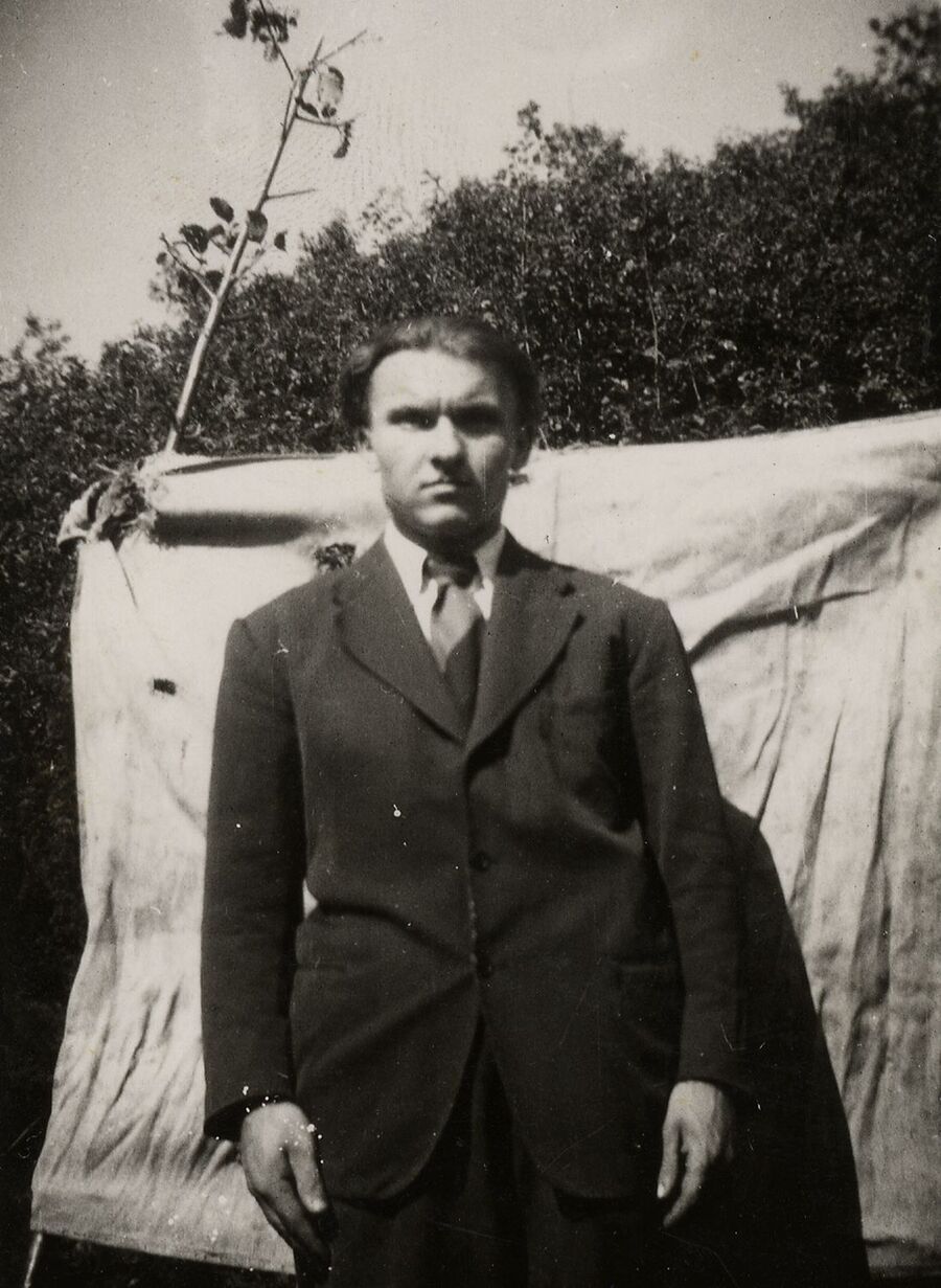 Fotografia Jana Jankowskiego wykonana latem 1949 r. w związku z planowanym wyjazdem na Zachód. Fot. ze zbiorów IPN