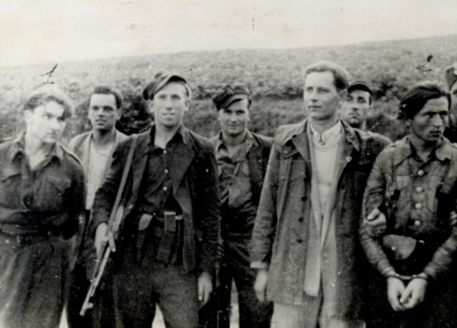 Aresztowanie „Wiarusów”. Pochwyceni Jan Jankowski „Groźny” (pierwszy z lewej) i Henryk Machała „Lech” (pierwszy z prawej) wśród funkcjonariuszy UB i żołnierzy KBW przebranych za partyzantów. Fot. ze zbiorów IPN