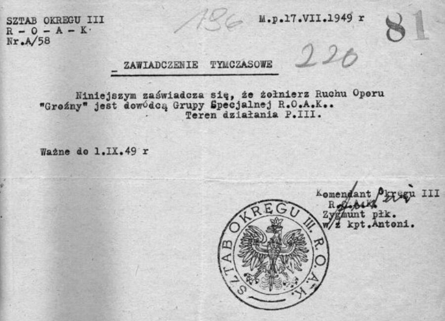 „Zaświadczenie tymczasowe” wydane przez bezpiekę podczas gry operacyjnej jako dokumenty sztabu ROAK i dostarczone przez Mariana Strużyńskiego vel Reniaka podającego się za „porucznika »Henryka«”, potwierdzające, że Jan Jankowski „Groźny” jest dowódcą oddziału „Wiarusy”. Fot. ze zbiorów IPN