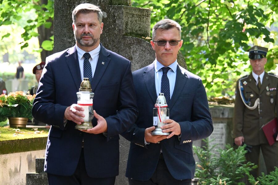 Znicze na grobach pochowanych w Krakowie żołnierzy z Westerplatte – Franciszka Dąbrowskiego i Mieczysława Słabego. Fot. Janusz Ślęzak (IPN)