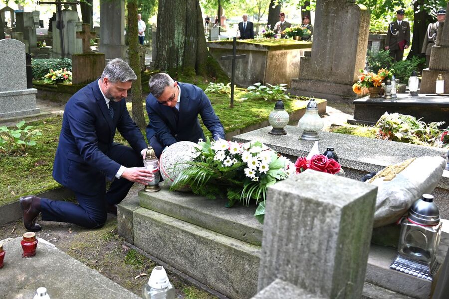 Znicze na grobach pochowanych w Krakowie żołnierzy z Westerplatte – Franciszka Dąbrowskiego i Mieczysława Słabego. Fot. Janusz Ślęzak (IPN)