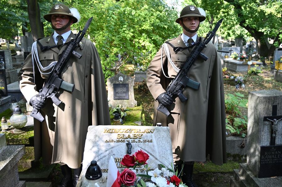 Znicze na grobach pochowanych w Krakowie żołnierzy z Westerplatte – Franciszka Dąbrowskiego i Mieczysława Słabego. Fot. Janusz Ślęzak (IPN)