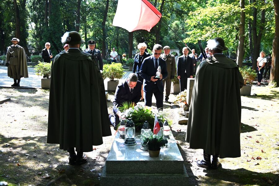 Znicze na grobach pochowanych w Krakowie żołnierzy z Westerplatte – Franciszka Dąbrowskiego i Mieczysława Słabego. Fot. Janusz Ślęzak (IPN)