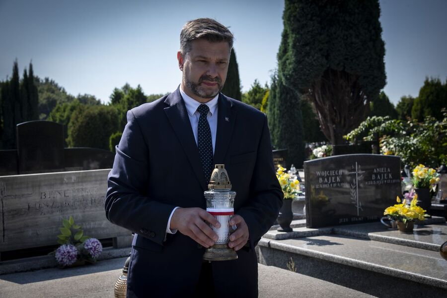 Znicze na grobach westerplatczyków. Fot. Agnieszka Masłowska (IPN)