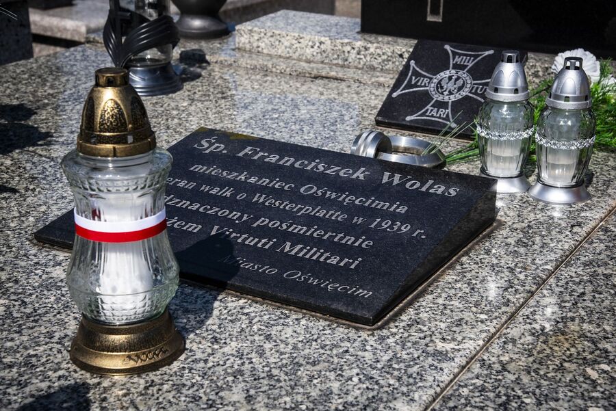 Znicze na grobach westerplatczyków. Fot. Agnieszka Masłowska (IPN)