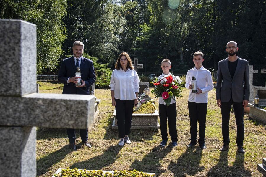 Znicze na grobach westerplatczyków. Fot. Agnieszka Masłowska (IPN)