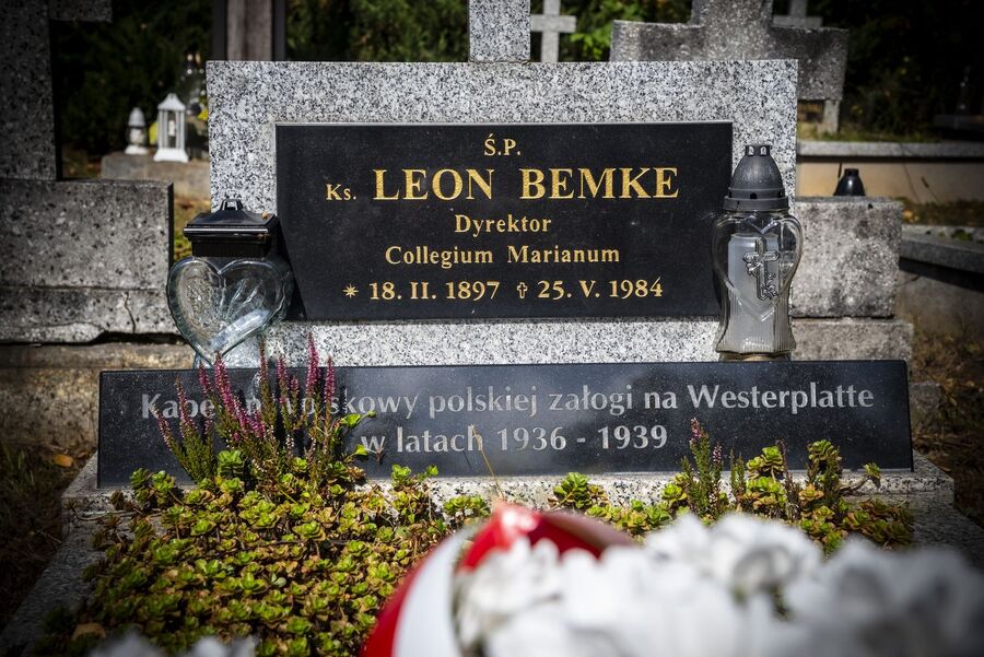 Znicze na grobach westerplatczyków. Fot. Agnieszka Masłowska (IPN)