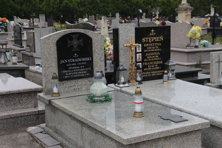 Znicze na grobach westerplatczyków. Fot. Michał Masłowski (IPN)