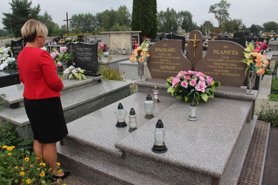 Znicze na grobach westerplatczyków. Fot. Michał Masłowski (IPN)