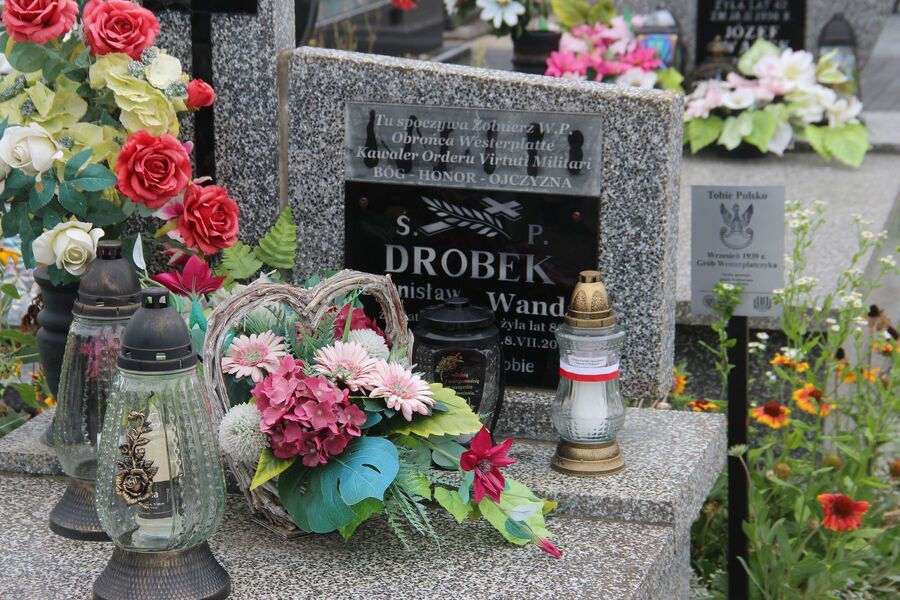 Znicze na grobach westerplatczyków. Fot. Michał Masłowski (IPN)