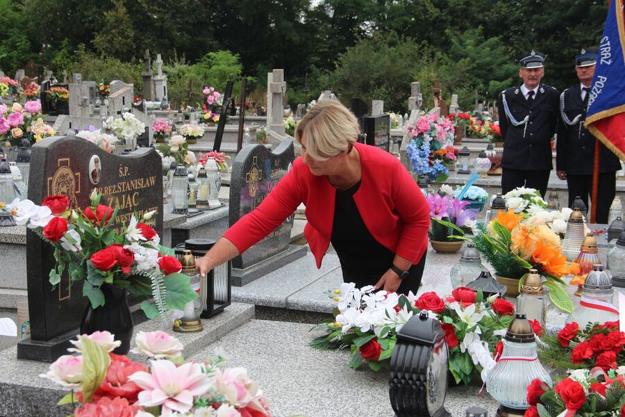 Znicze na grobach westerplatczyków. Fot. Michał Masłowski (IPN)