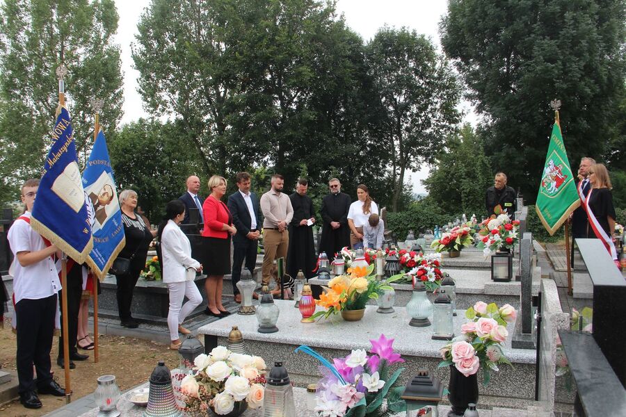 Znicze na grobach westerplatczyków. Fot. Michał Masłowski (IPN)