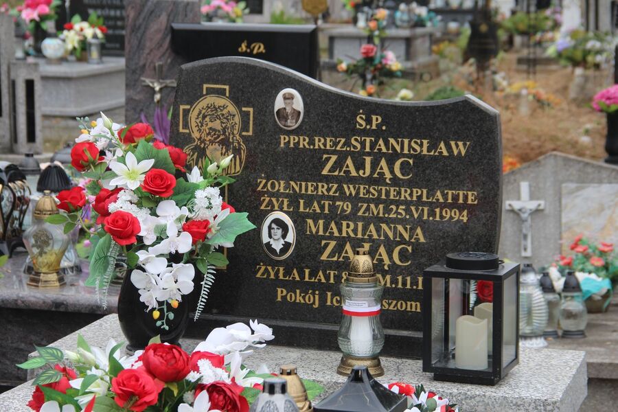 Znicze na grobach westerplatczyków. Fot. Michał Masłowski (IPN)