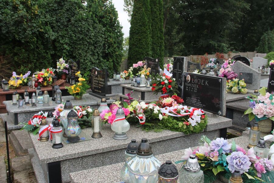 Znicze na grobach westerplatczyków. Fot. Michał Masłowski (IPN)