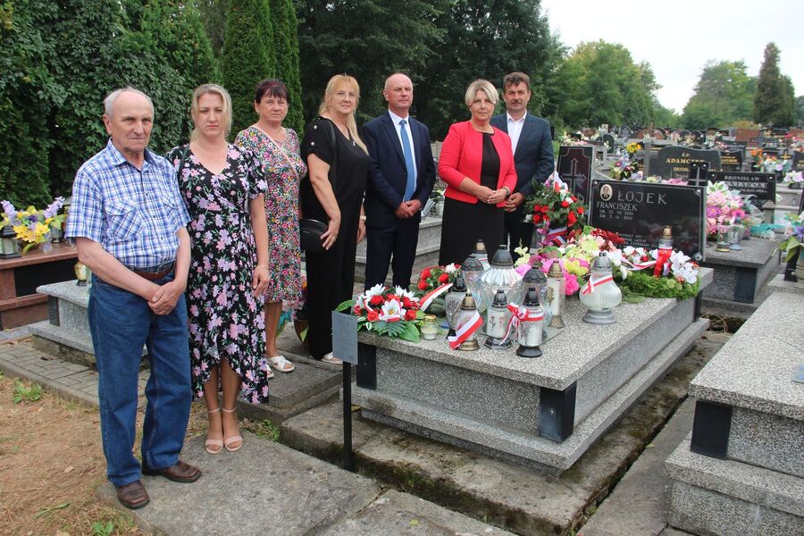 Znicze na grobach westerplatczyków. Fot. Michał Masłowski (IPN)