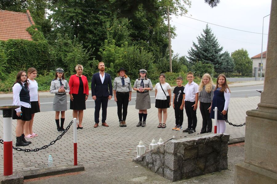 Znicze na grobach westerplatczyków. Fot. Michał Masłowski (IPN)