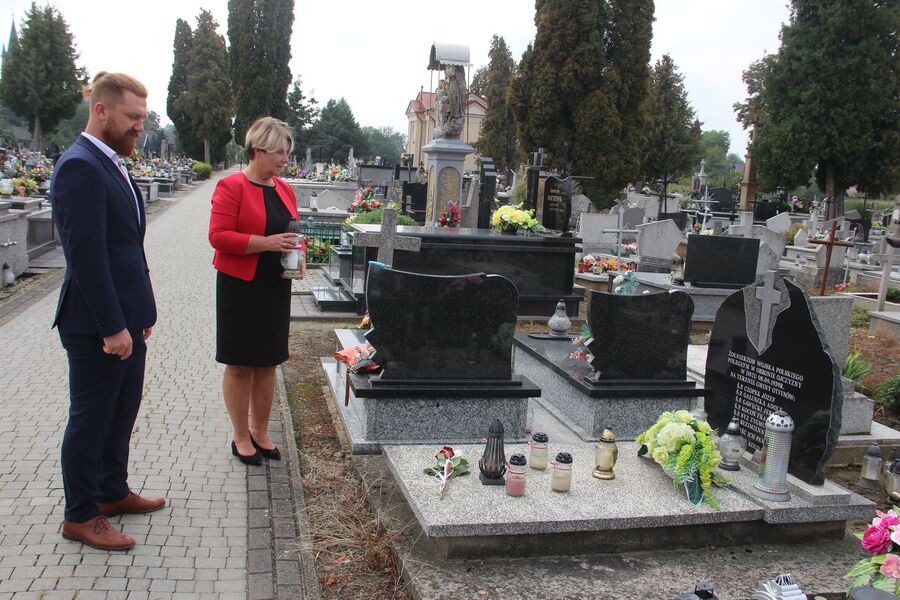 Znicze na grobach westerplatczyków. Fot. Michał Masłowski (IPN)