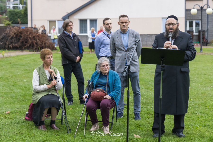 Odsłonięcie tablicy upamiętniającej rabczańskie rodziny Pasterów i Kleinbergów