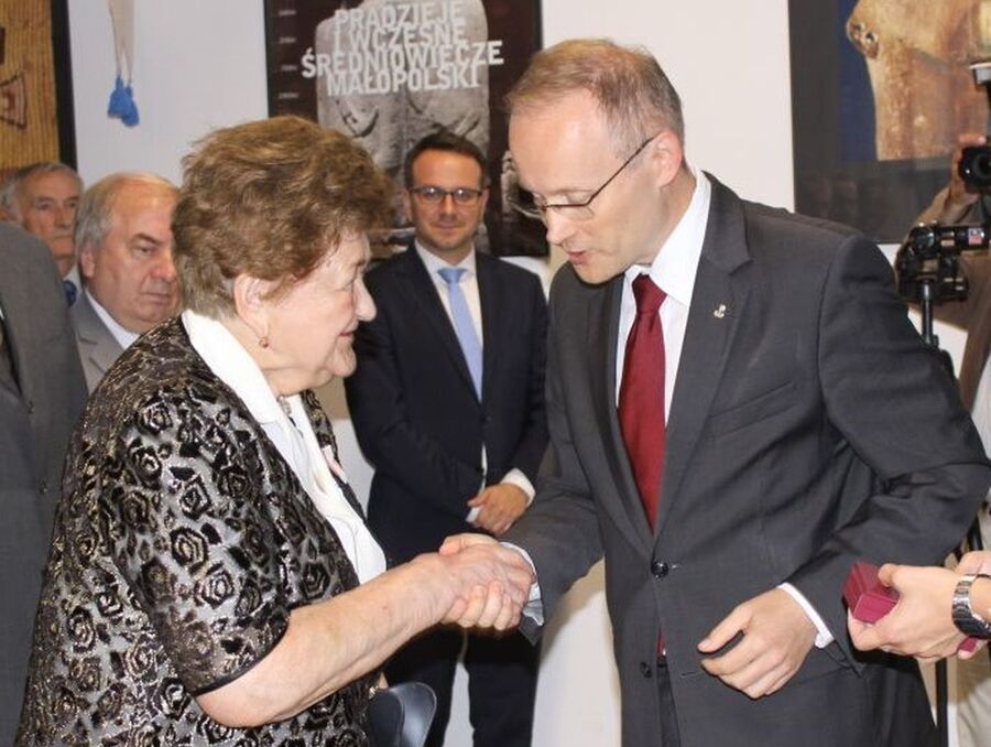 Helena Wesołowska podczas ceremonii wręczenia Krzyża Wolności i Solidarności. Fot IPN