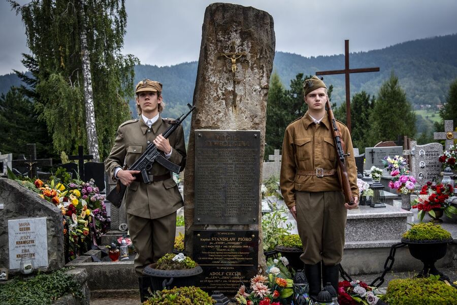 Przy grobie założyciela PPAN kpt. Stanisława Pióro. Fot. Agnieszka Masłowska (IPN)
