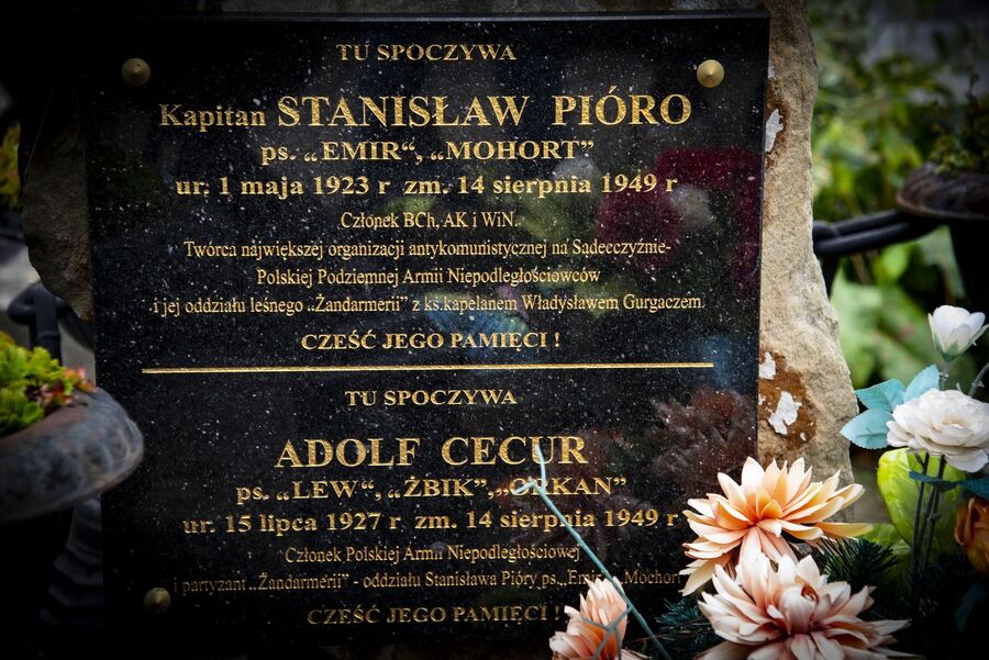 Przy grobie założyciela PPAN kpt. Stanisława Pióro. Fot. Agnieszka Masłowska (IPN)