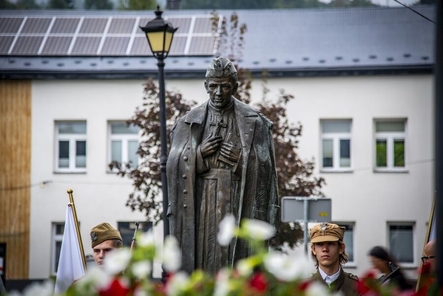 Pomnik ks. Gurgacza na terenie Urzędu Gminy w Łabowej. Fot. Agnieszka Masłowska (IPN)