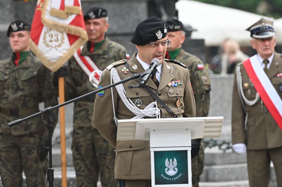Centralne Obchody Święta Wojsk Lądowych połączone z wręczeniem sztandaru Dowództwu 2. Korpusu Polskiego – Dowództwu Komponentu Lądowego. Fot. Janusz Ślęzak (IPN)