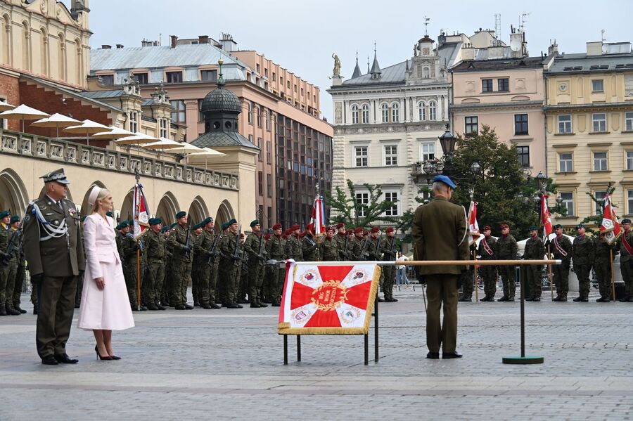 Centralne Obchody Święta Wojsk Lądowych połączone z wręczeniem sztandaru Dowództwu 2. Korpusu Polskiego – Dowództwu Komponentu Lądowego. Fot. Janusz Ślęzak (IPN)
