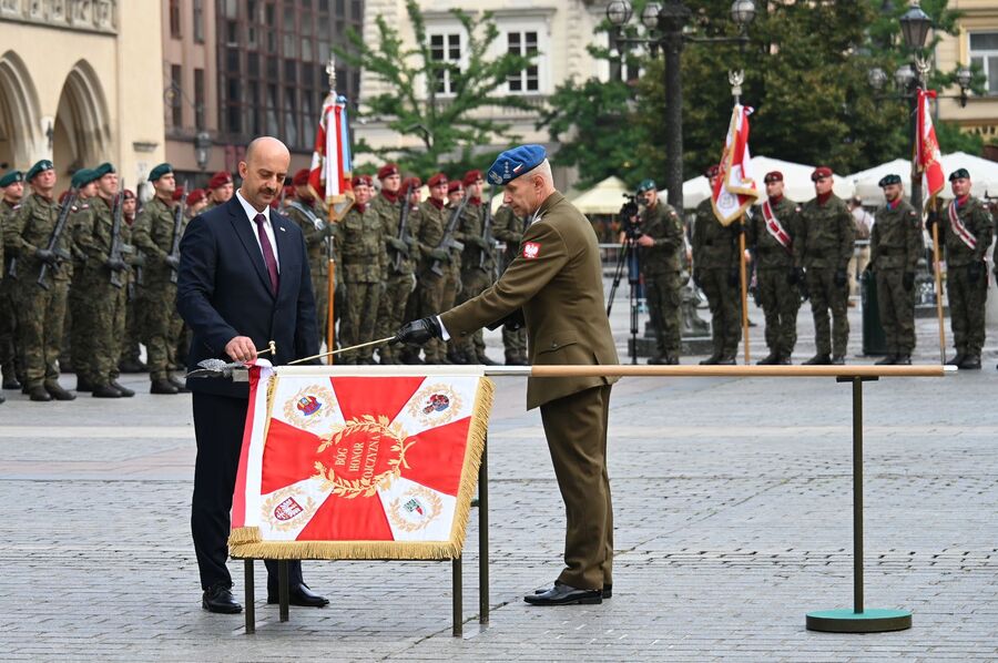 Centralne Obchody Święta Wojsk Lądowych połączone z wręczeniem sztandaru Dowództwu 2. Korpusu Polskiego – Dowództwu Komponentu Lądowego. Fot. Janusz Ślęzak (IPN)