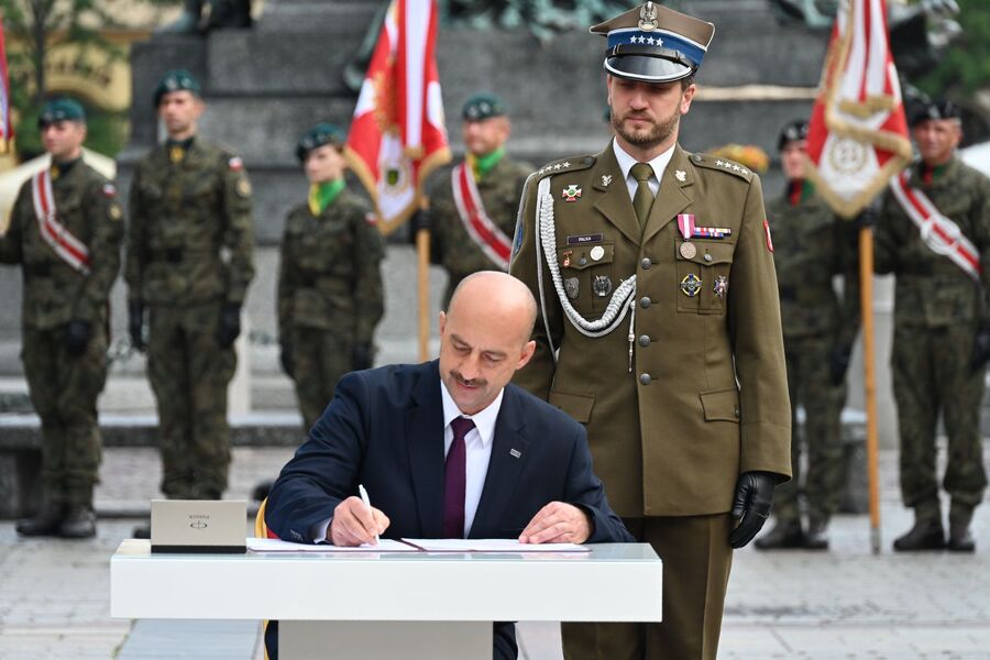 Centralne Obchody Święta Wojsk Lądowych połączone z wręczeniem sztandaru Dowództwu 2. Korpusu Polskiego – Dowództwu Komponentu Lądowego. Fot. Janusz Ślęzak (IPN)