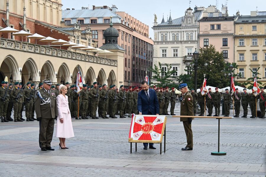Centralne Obchody Święta Wojsk Lądowych połączone z wręczeniem sztandaru Dowództwu 2. Korpusu Polskiego – Dowództwu Komponentu Lądowego. Fot. Janusz Ślęzak (IPN)
