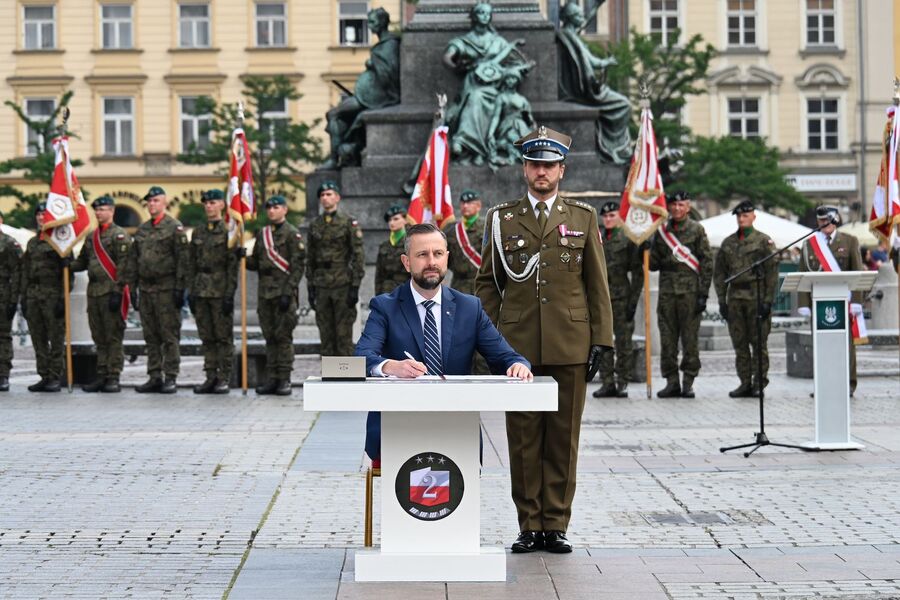 Centralne Obchody Święta Wojsk Lądowych połączone z wręczeniem sztandaru Dowództwu 2. Korpusu Polskiego – Dowództwu Komponentu Lądowego. Fot. Janusz Ślęzak (IPN)