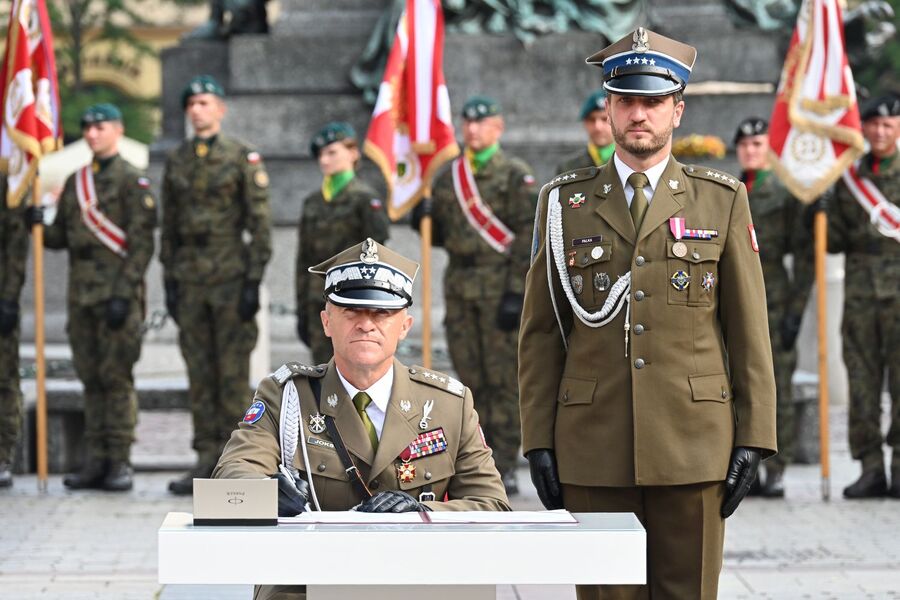 Centralne Obchody Święta Wojsk Lądowych połączone z wręczeniem sztandaru Dowództwu 2. Korpusu Polskiego – Dowództwu Komponentu Lądowego. Fot. Janusz Ślęzak (IPN)