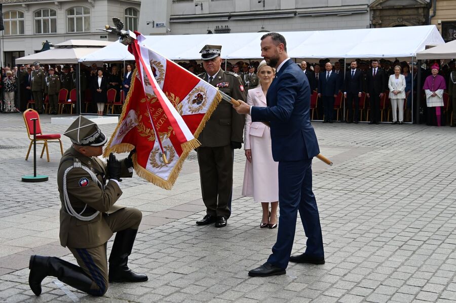Centralne Obchody Święta Wojsk Lądowych połączone z wręczeniem sztandaru Dowództwu 2. Korpusu Polskiego – Dowództwu Komponentu Lądowego. Fot. Janusz Ślęzak (IPN)