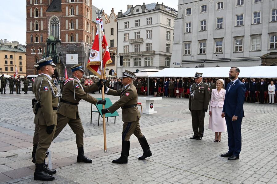 Centralne Obchody Święta Wojsk Lądowych połączone z wręczeniem sztandaru Dowództwu 2. Korpusu Polskiego – Dowództwu Komponentu Lądowego. Fot. Janusz Ślęzak (IPN)