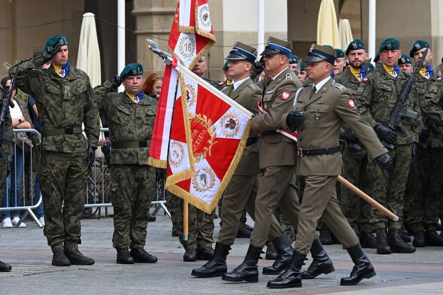 Centralne Obchody Święta Wojsk Lądowych połączone z wręczeniem sztandaru Dowództwu 2. Korpusu Polskiego – Dowództwu Komponentu Lądowego. Fot. Janusz Ślęzak (IPN)