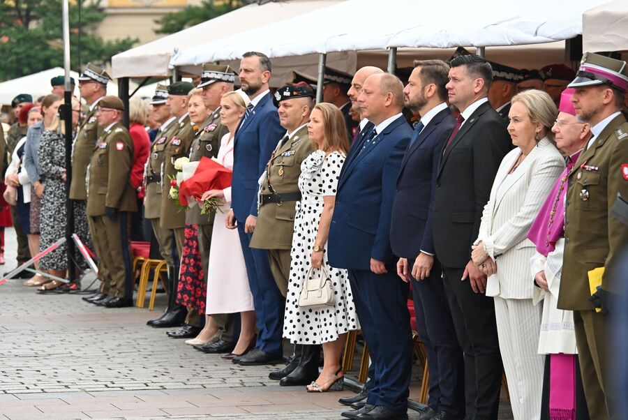 Centralne Obchody Święta Wojsk Lądowych połączone z wręczeniem sztandaru Dowództwu 2. Korpusu Polskiego – Dowództwu Komponentu Lądowego. Fot. Janusz Ślęzak (IPN)