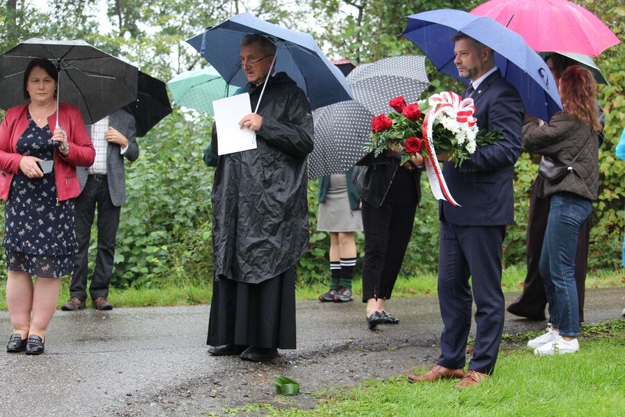 W Łapanowie odsłonięto tablicę kapelanów katyńskich. Fot. Dominik Guzik (IPN)