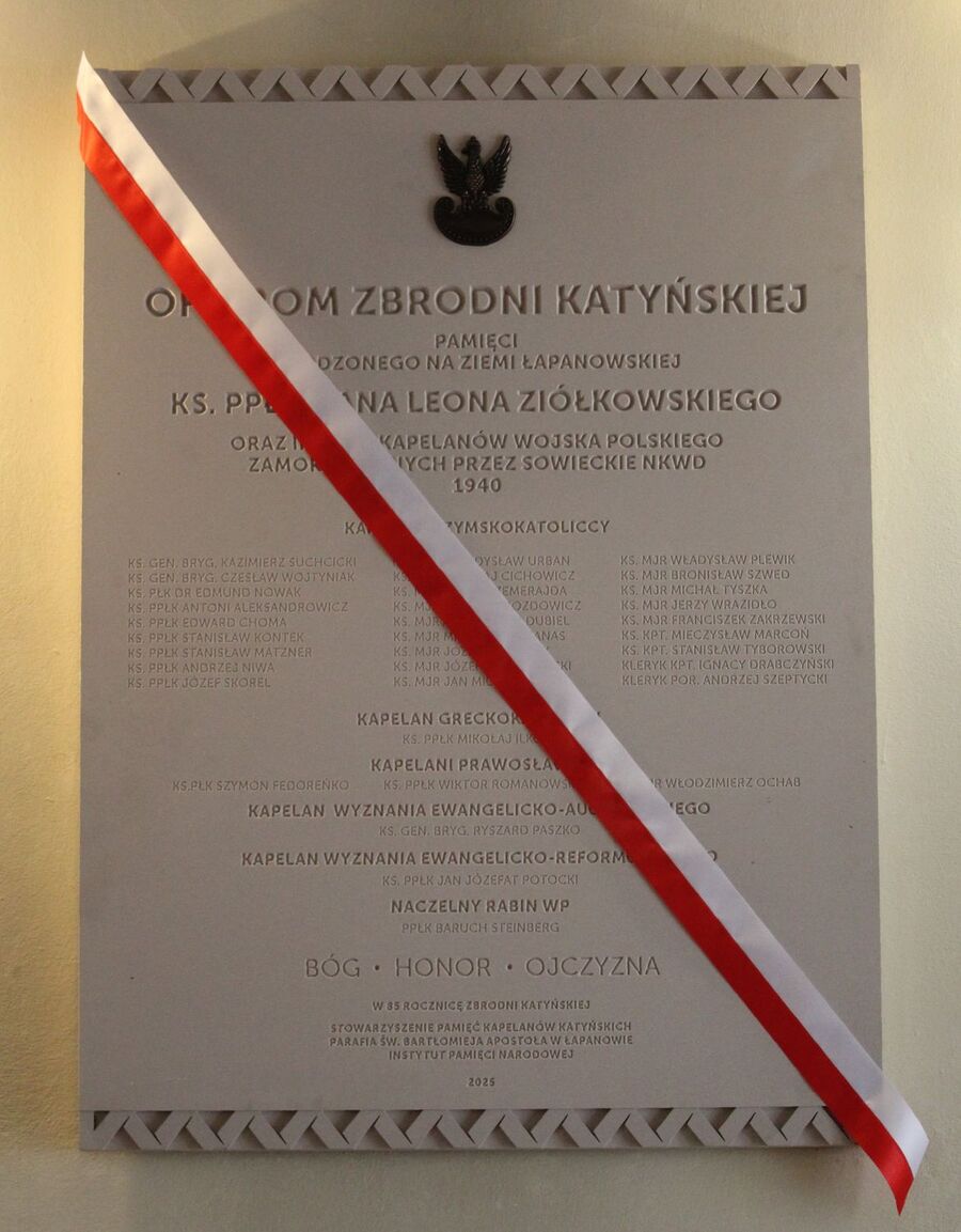 W Łapanowie odsłonięto tablicę kapelanów katyńskich. Fot. Dominik Guzik (IPN)