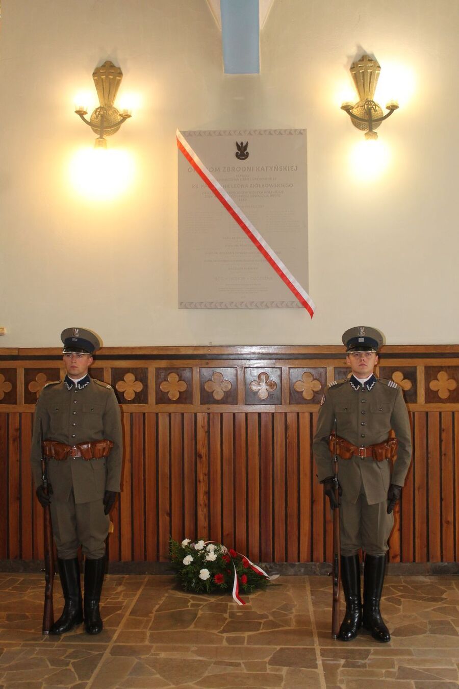 W Łapanowie odsłonięto tablicę kapelanów katyńskich. Fot. Dominik Guzik (IPN)