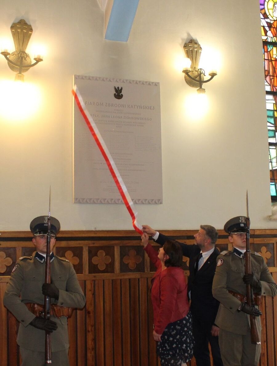 W Łapanowie odsłonięto tablicę kapelanów katyńskich. Fot. Dominik Guzik (IPN)